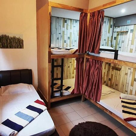 Albergue Escape Backpackers Kk Kota Kinabalu Exterior foto
