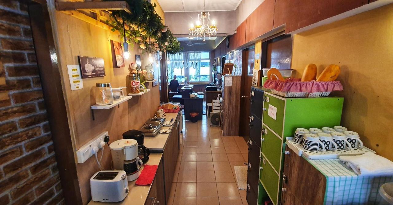 Albergue Escape Backpackers Kk Kota Kinabalu Exterior foto