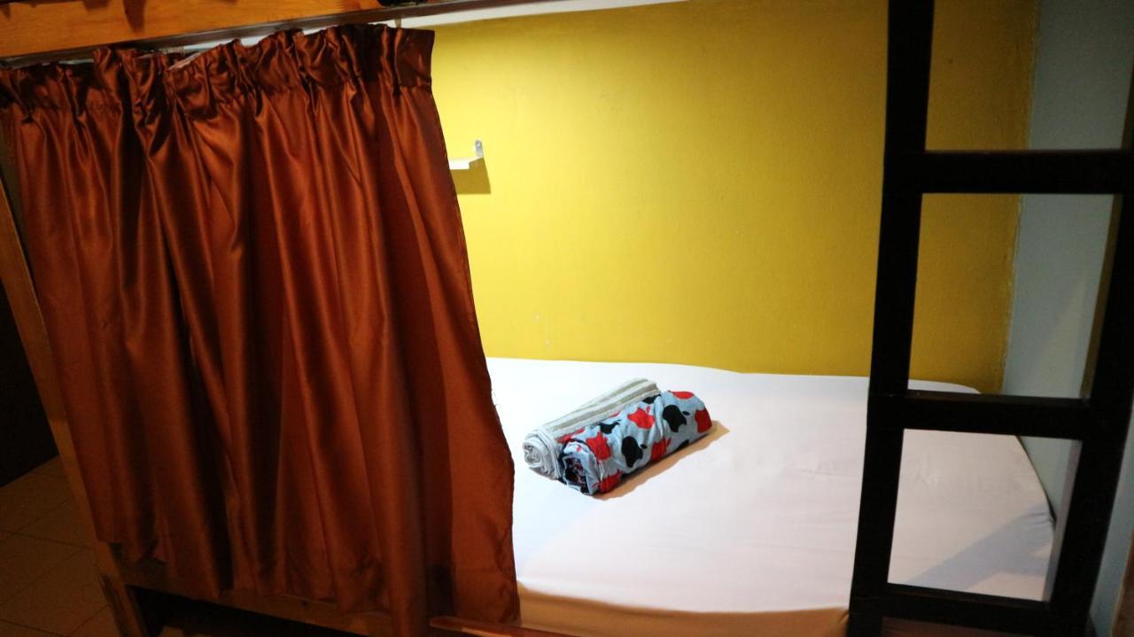 Albergue Escape Backpackers Kk Kota Kinabalu Exterior foto