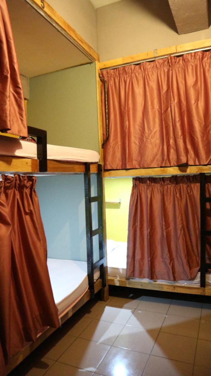 Albergue Escape Backpackers Kk Kota Kinabalu Exterior foto