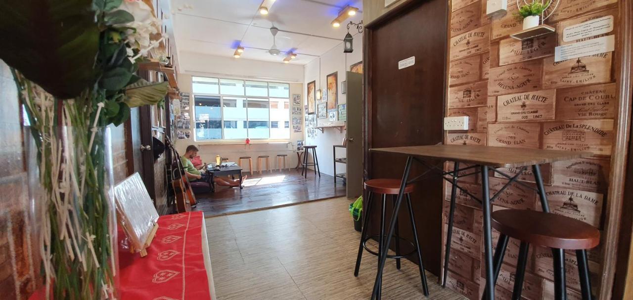 Albergue Escape Backpackers Kk Kota Kinabalu Exterior foto