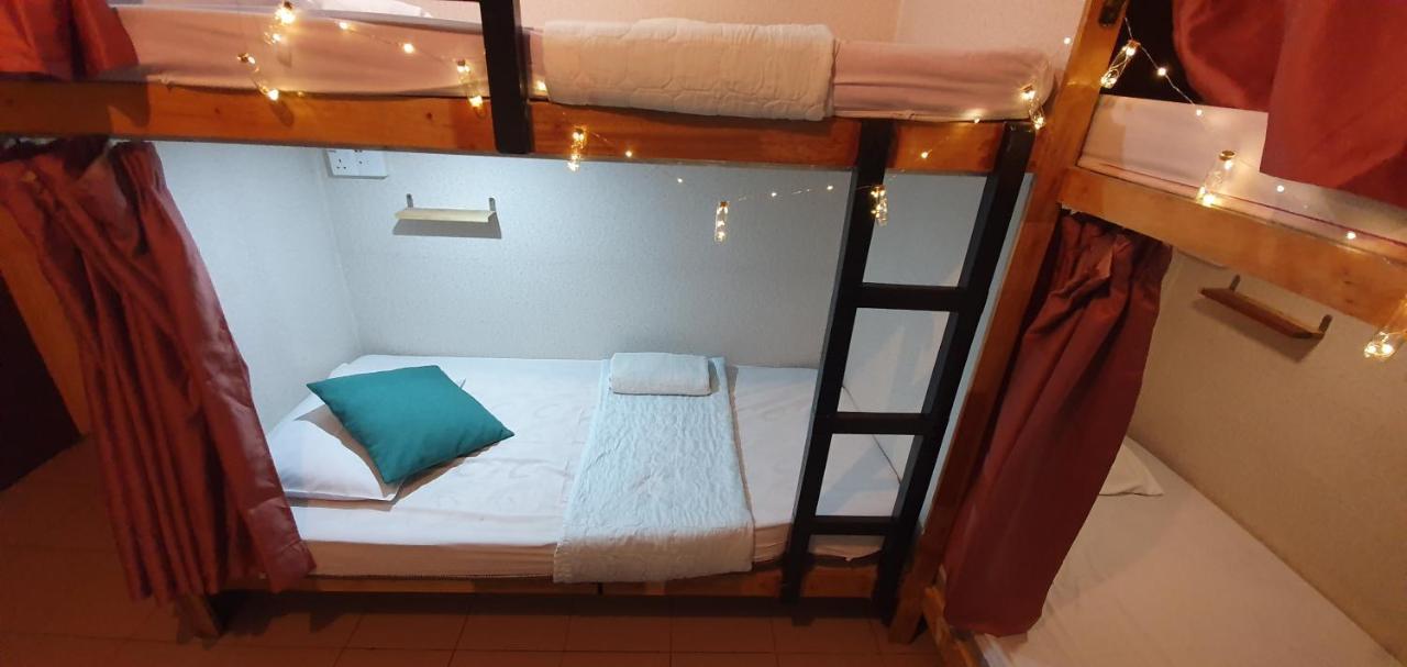 Albergue Escape Backpackers Kk Kota Kinabalu Exterior foto